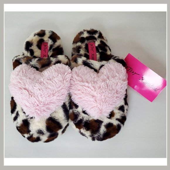 Betsey Johnson Shoes - 🎀 Betsey Johnson Cheetah Heart Slippers Size 7-8